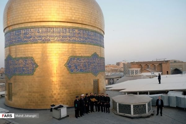 تعویض پرچم گنبد حرم مطهر رضوی