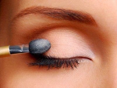 پنهان کردن پف پلک ها با ترفندهای آرایشی!