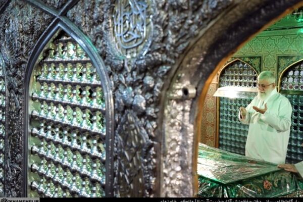 غبارروبی مضجع مطهر حضرت امام رضا (علیه‌السلام)