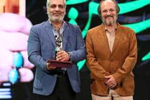 (مهران مدیری) با تیپی متفاوت، جایزه اش را دریافت کرد