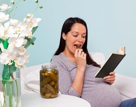 چه بخورم تا در دوران بارداری حالت تهوع نگیرم؟