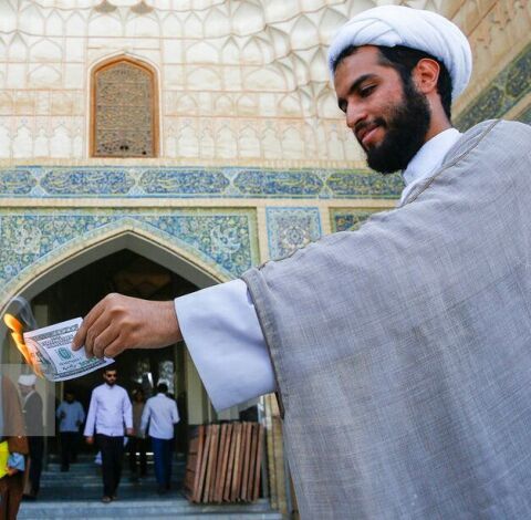 آتش زدن دلار توسط علما و طلاب در مدرسه فیضیه قم!
