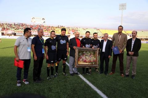 تقدیر از فغانی پیش از بازی سپیدرود و پدیده