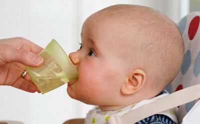 آب دادن به نوزاد از چند ماهگی باید شروع شود؟