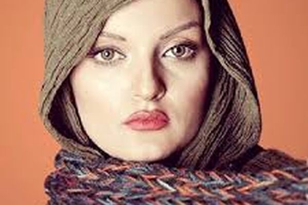 گردش خانم بازیگر در مبل فروشی