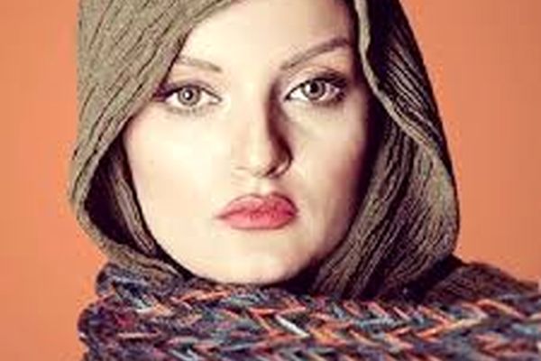 گردش خانم بازیگر در مبل فروشی