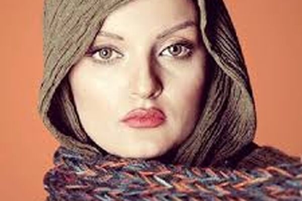 گردش خانم بازیگر در مبل فروشی