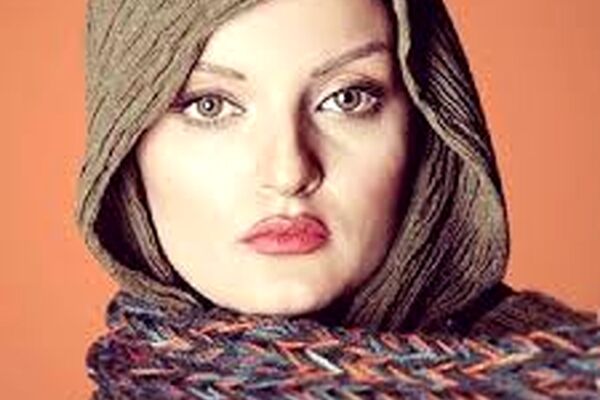 گردش خانم بازیگر در مبل فروشی