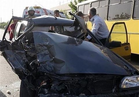 گرفتار شدن زن و مرد معلول در اتاقک پراید