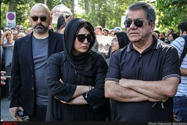 باران کوثری و پدرش در مراسم تشییع انتظامی