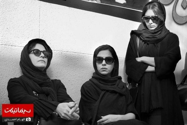 «مریلا زارعی» و «تینا پاکروان» در مراسم تشییع «دری»