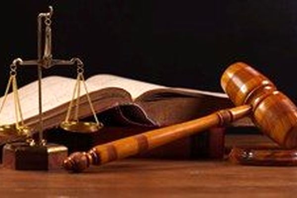 محاکمه «ح.ب.د» و «مشایی» در یک روز