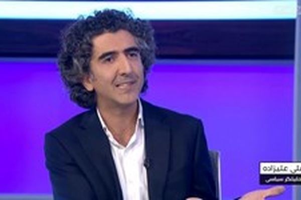 پاسخ دندان شکن تحلیلگر سیاسی به یک شبکه سلطنت طلب