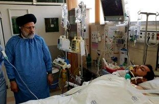 عیادت تولیت آستان قدس از طلبه جوان مشهدی