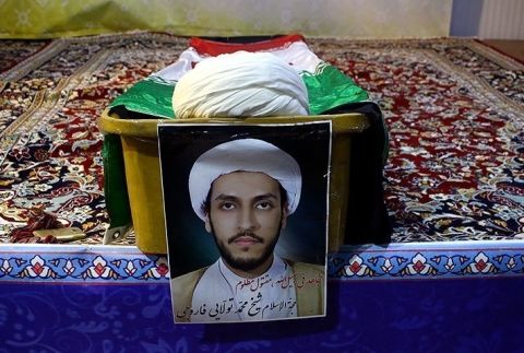 پیکر طلبه مضروب مشهدی با حضور عزاداران حسینی تشییع شد