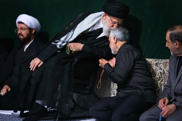 بوسه‌ رهبر معظم انقلاب بر سر سردار سلیمانی+ عکس