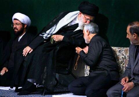 بوسه‌ رهبر معظم انقلاب بر سر سردار سلیمانی+ عکس