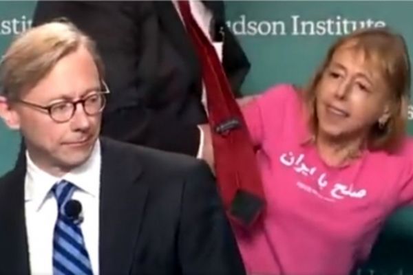 گفتگو با معترضی که نشست ضدایرانی را بر هم زد