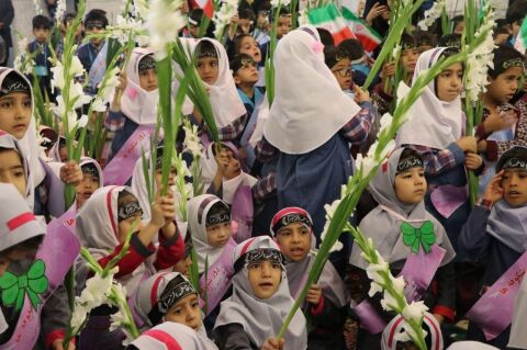 جشن شکوفه های دانش آموزی در حرم مطهر رضوی برگزار شد