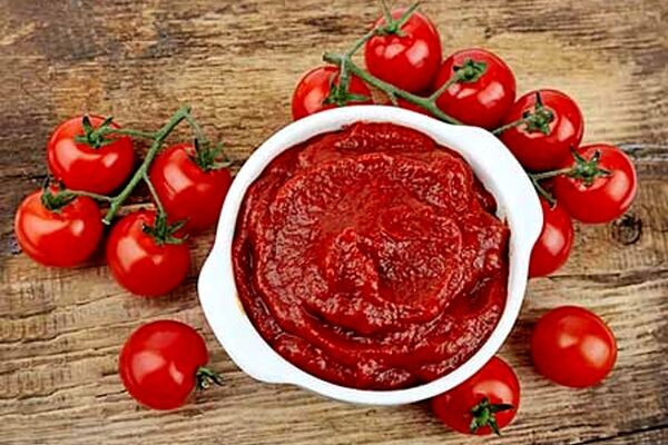 تاجران روسی در حال خرید کنسرو و رُب ایرانی