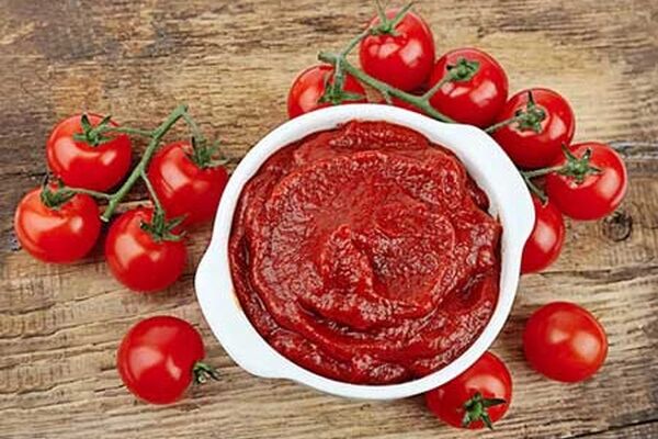 تاجران روسی در حال خرید کنسرو و رُب ایرانی