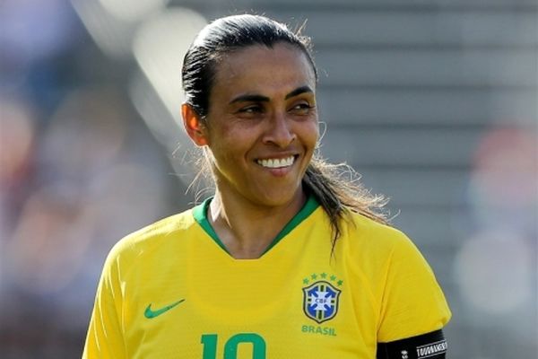 یک زن رکورد رونالدو و مسی را شکست