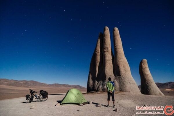 دست سنگی در بیابان آتاکامای آمریکای جنوبی