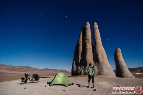 دست سنگی در بیابان آتاکامای آمریکای جنوبی