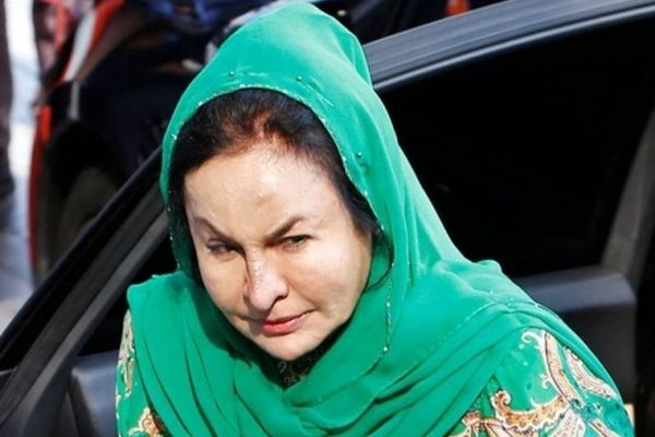 همسر نخست وزیر سابق مالزی به ۱۷ جرم متهم شد