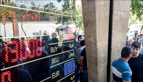مقاومت دلالان در برابر کاهش قیمت دلار