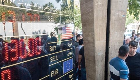 مقاومت دلالان در برابر کاهش قیمت دلار