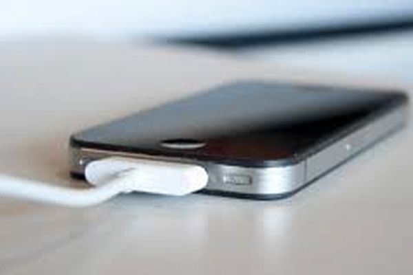 آموزش روش صحیح شارژ موبایل ، تاکنون گوشی هوشمند خود را اشتباه شارژ کرده‌اید!