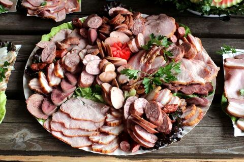 طرز تهیه کالباس خانگی + راز خوشمزه‌تر شدن آن