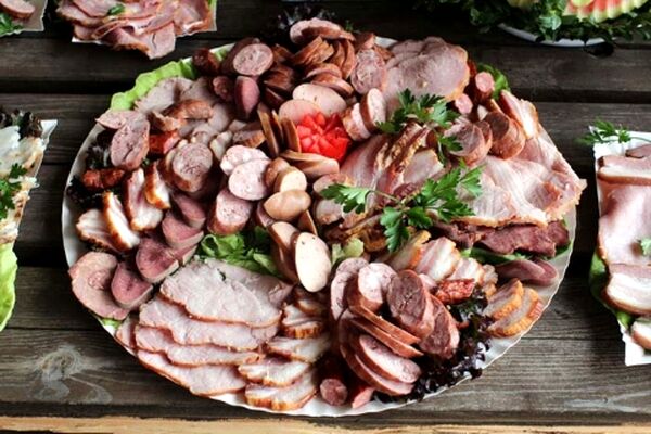 طرز تهیه کالباس خانگی + راز خوشمزه‌تر شدن آن