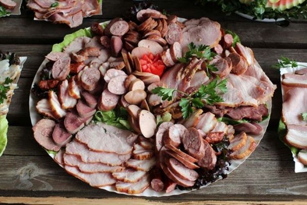 طرز تهیه کالباس خانگی + راز خوشمزه‌تر شدن آن