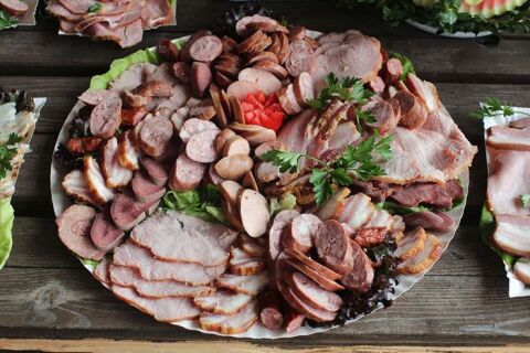 طرز تهیه کالباس خانگی + راز خوشمزه‌تر شدن آن
