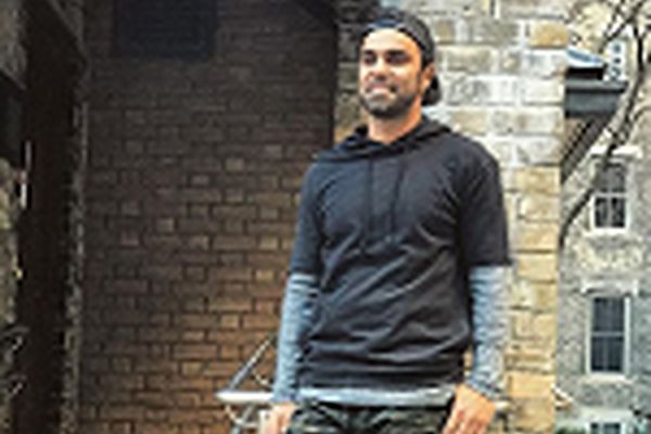 آقای بازیگر با شلوار پاره و پوره اش!