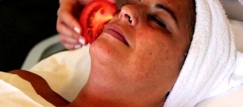 یک تکه گوجه فرنگی را روی صورتتان بمالید و نتیجه را خودتان تجربه کنید