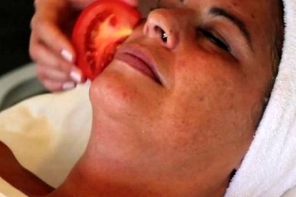 یک تکه گوجه فرنگی را روی صورتتان بمالید و نتیجه را خودتان تجربه کنید