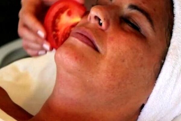 یک تکه گوجه فرنگی را روی صورتتان بمالید و نتیجه را خودتان تجربه کنید