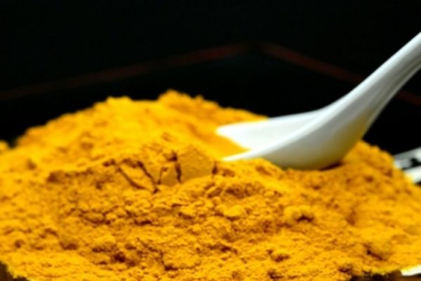 فواید و روش‌های سفید کردن دندان با زردچوبه