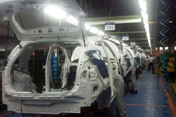 خودروسازان به آشفتگی بازار دامن می‌زنند؛ پیش‌فروش‌ها به ضرر مصرف‌کنندگان بود‌