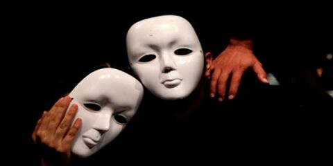 «شکلک» به روی صحنه می‌رود