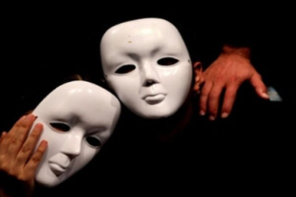 «شکلک» به روی صحنه می‌رود