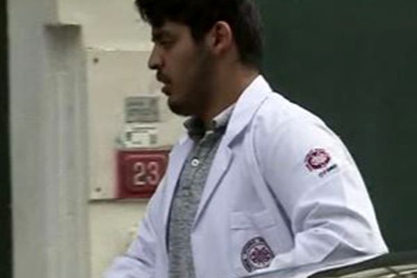 حضور پرسش‌برانگیز فردی با لباس پزشکی در ماجرای «خاشقچی»