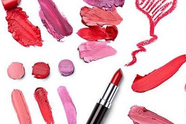 ۱۲ روش خانگی برای پاک کردن لکه رژ لب