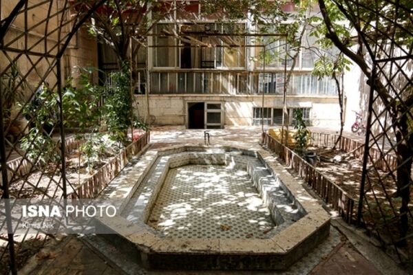 واکنش خانواده فرخزاد به ثبت خانه پدری فروغ