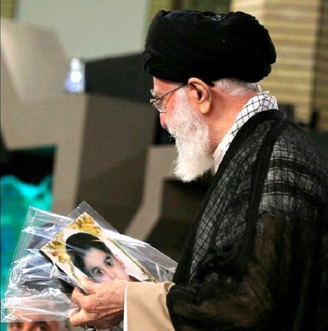 پیراهن عزاداری شهید "طه اقدامی" تقدیم رهبر معظم انقلاب شد+ عکس