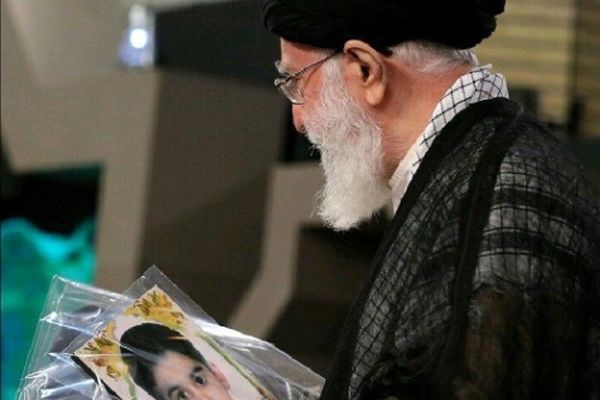 پیراهن عزاداری شهید "طه اقدامی" تقدیم رهبر معظم انقلاب شد+ عکس