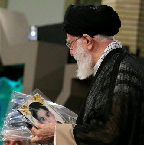 پیراهن عزاداری شهید "طه اقدامی" تقدیم رهبر معظم انقلاب شد+ عکس